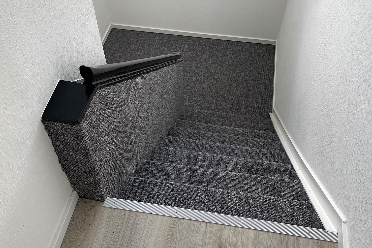 Umgestaltung eines Treppenhauses mit neuer Wandfarbe in Solingen.
