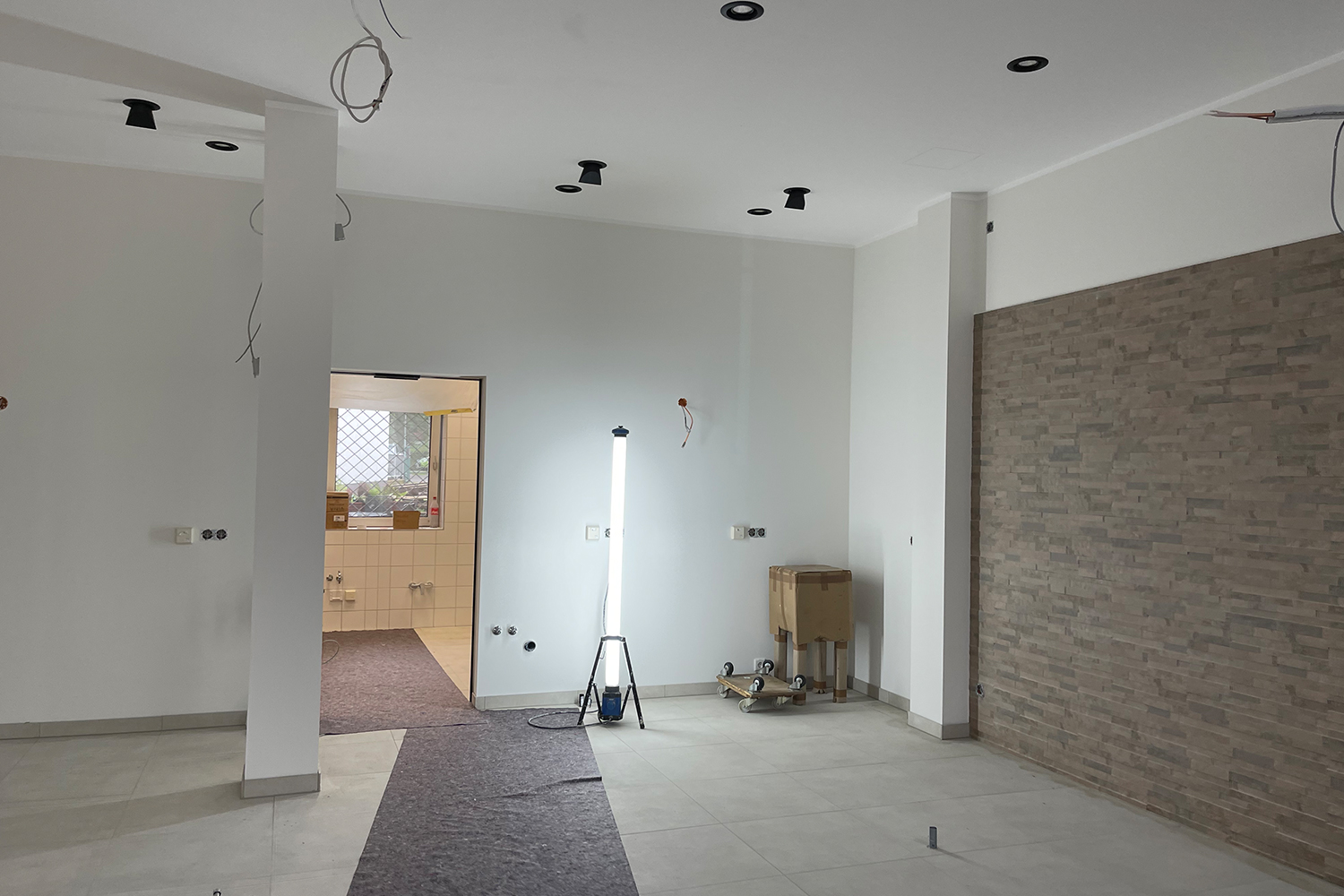 Wandgestaltung und Malerarbeit für eine Metzgerei in Solingen.